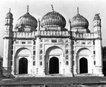 চিত্র:KadamSharif.jpg
