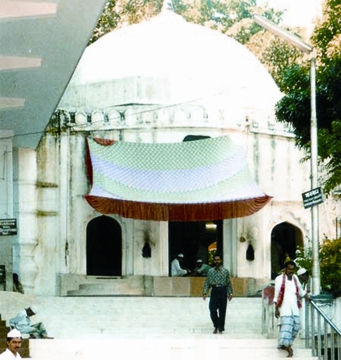 চিত্র:ShahJalalTomb.jpg