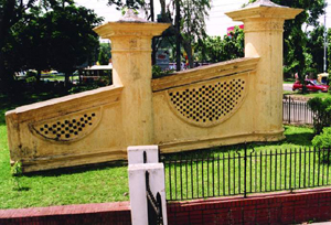 চিত্র:MirJulmasGate.jpg