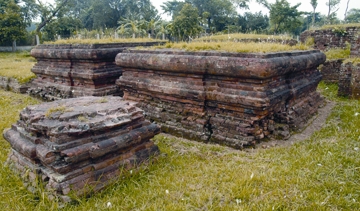 চিত্র:SatyapirBhita.jpg