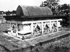 চিত্র:GhiyasuddinAzamShahTomb.jpg
