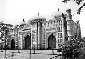 চিত্র:KhwajaShahbazMosqueTomb.jpg