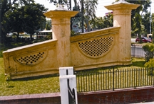 চিত্র:DhakaMirJumlaGate.jpg