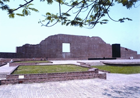 চিত্র:BadhyaBhumiSmrtiSoudha.jpg