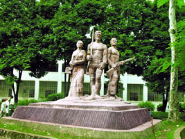 চিত্র:UniversityDhakaAparajeyaBangla1.jpg