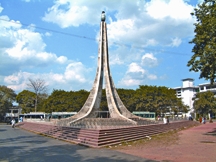 চিত্র:ChittagongUniversityShahidMinar.jpg