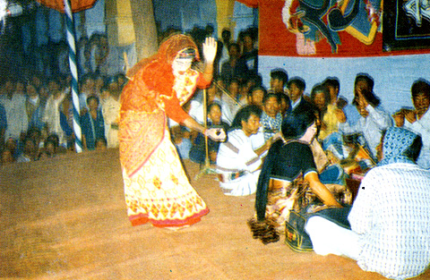 চিত্র:KhemtaDance.jpg