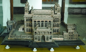 চিত্র:HussainiDalanReplica.jpg