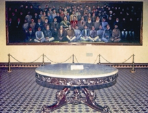 চিত্র:DhakaNawabFamilyDarbarHall.jpg