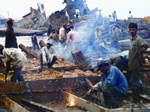 চিত্র:Shipbreaking.jpg