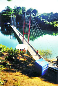 চিত্র:RangamatiHangingBridge.jpg