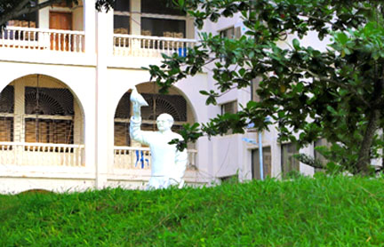 চিত্র:ComillaUniversityBangabandhuMemorial.jpg