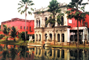 চিত্র:SonargaonBaraSardarBari.jpg