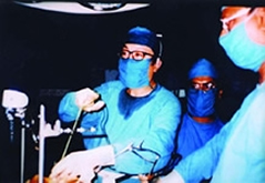 চিত্র:LaparoscopicSurgeryPerforming.jpg