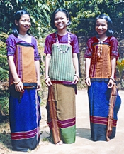 চিত্র:ChakmaDress.jpg