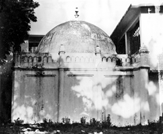 চিত্র:FarrukhSiyarMosque.jpg