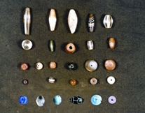 চিত্র:BeadsSemiPreciousMahasthan.jpg
