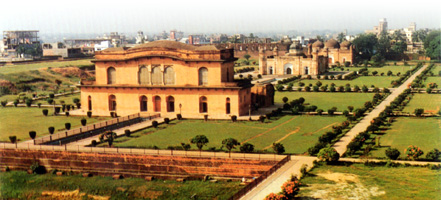 চিত্র:LalbaghFortPartialView.jpg