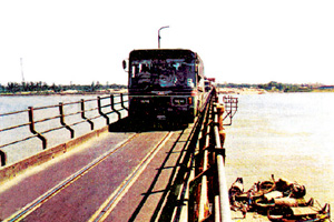 চিত্র:KalurghatBridge.jpg