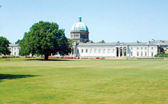 চিত্র:HailburyCollegeGreatBritain.jpg