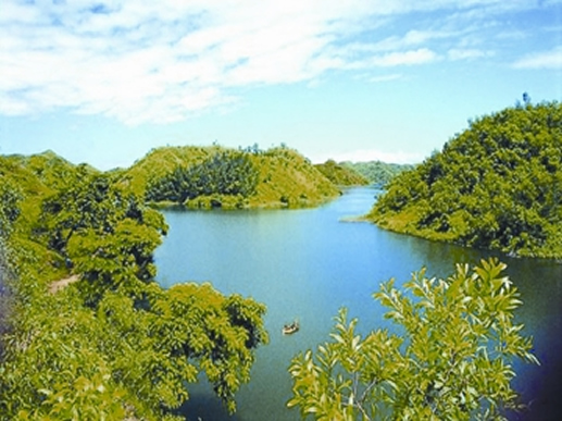 চিত্র:FoysLake.jpg